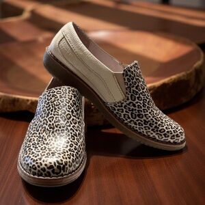 Santium Calzamento Animal Print Shoes  Leather loafers Size 7 NWT